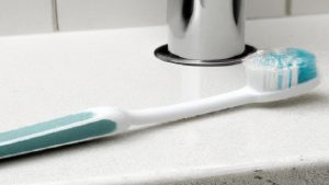 Jak myć zęby szczoteczką soniczną?